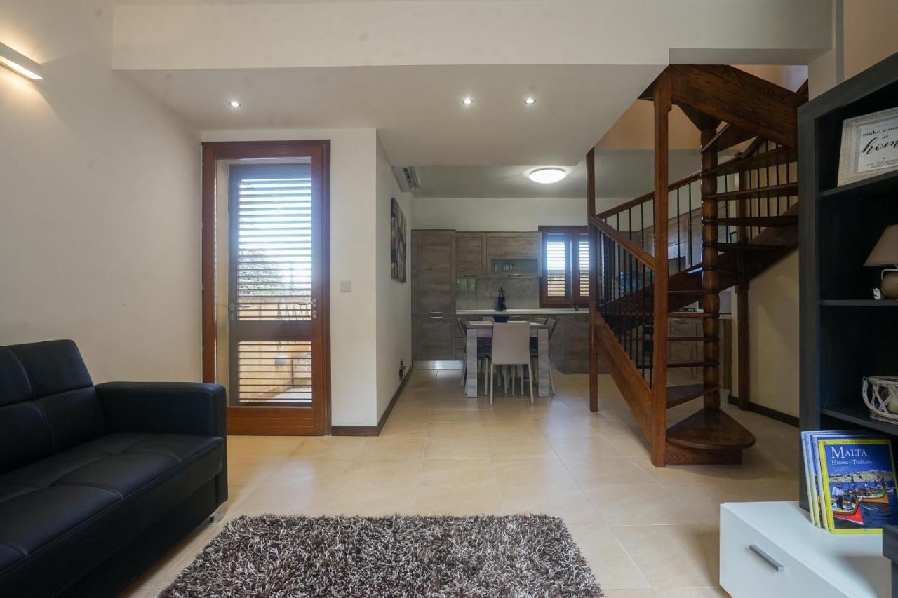 Getawaynpetto Private Duplex Maisonette With Jacuzzi Hot Tub Mgarr Экстерьер фото