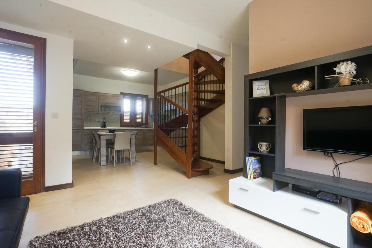 Getawaynpetto Private Duplex Maisonette With Jacuzzi Hot Tub Mgarr Экстерьер фото