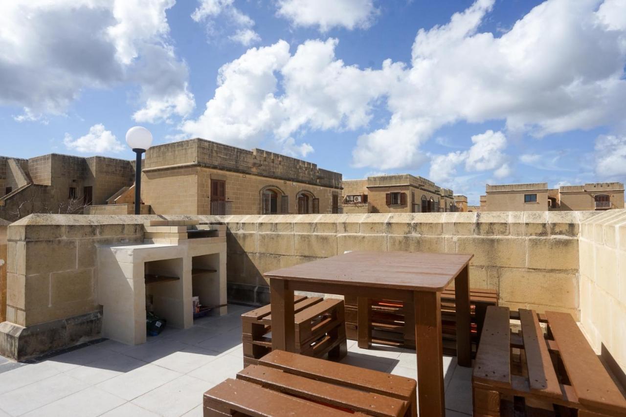 Getawaynpetto Private Duplex Maisonette With Jacuzzi Hot Tub Mgarr Экстерьер фото