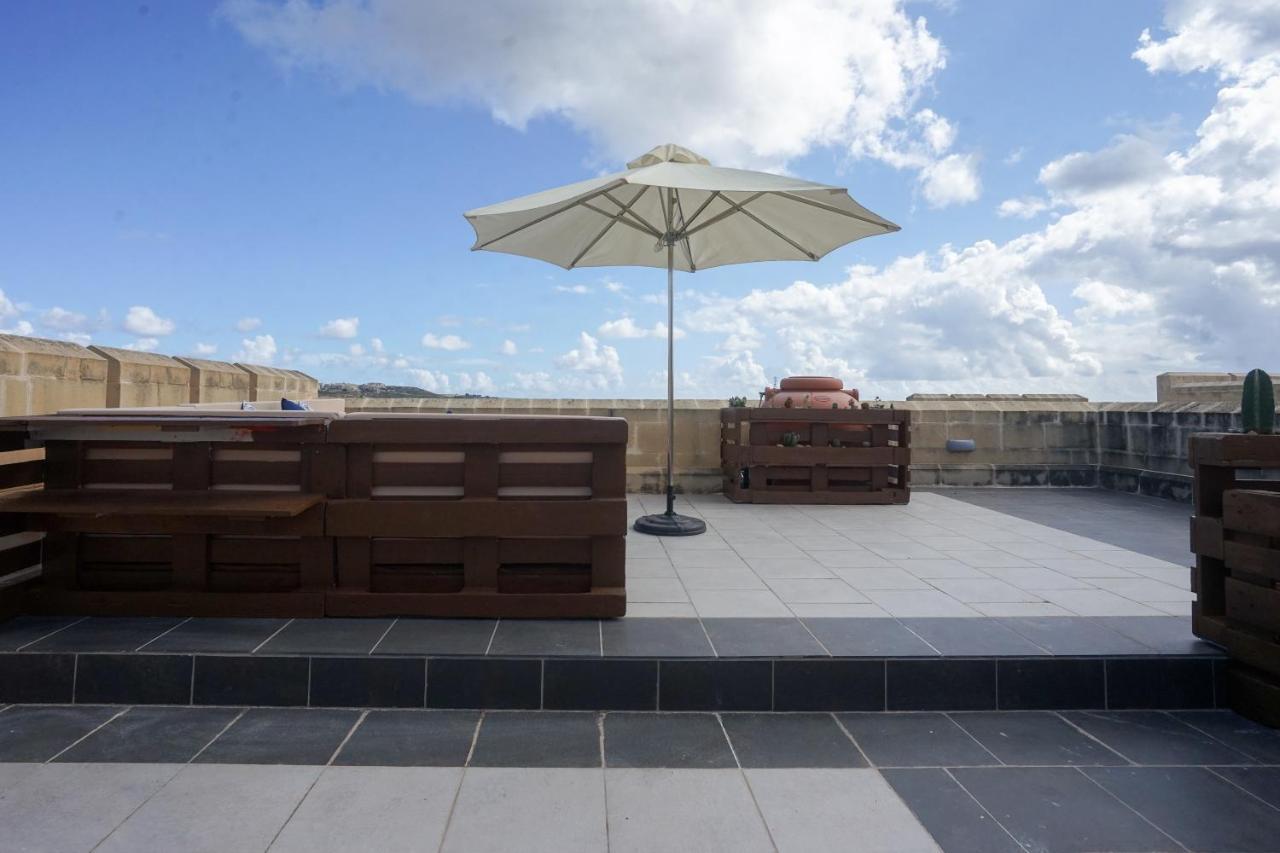 Getawaynpetto Private Duplex Maisonette With Jacuzzi Hot Tub Mgarr Экстерьер фото