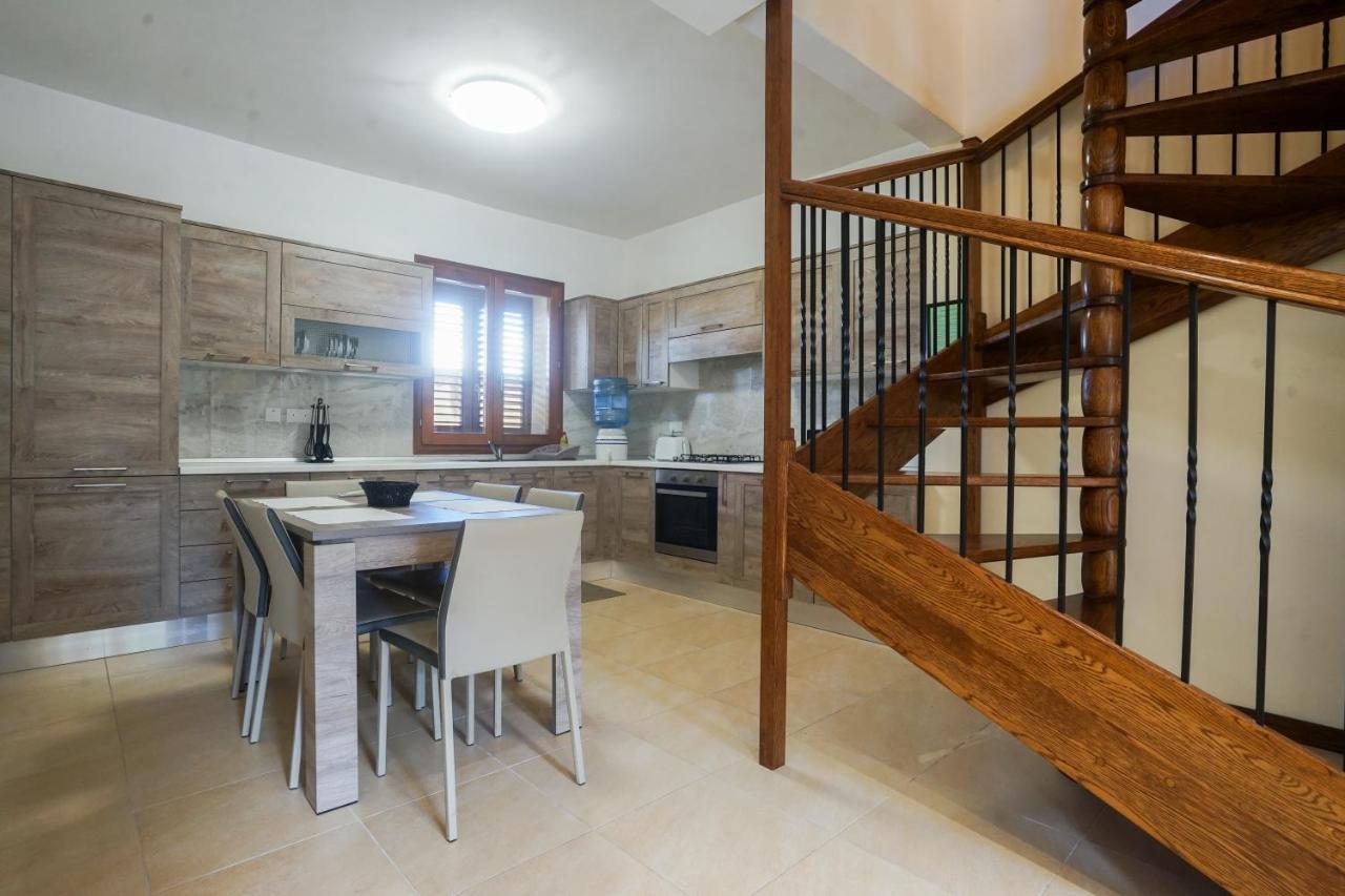 Getawaynpetto Private Duplex Maisonette With Jacuzzi Hot Tub Mgarr Экстерьер фото